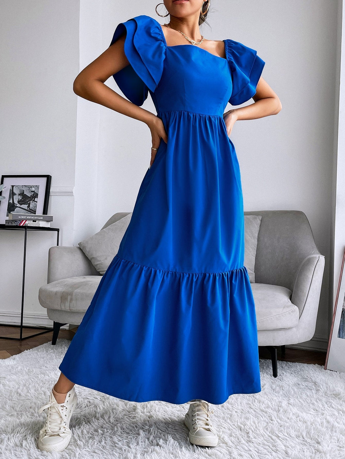 Vestido com babado e manga borboleta