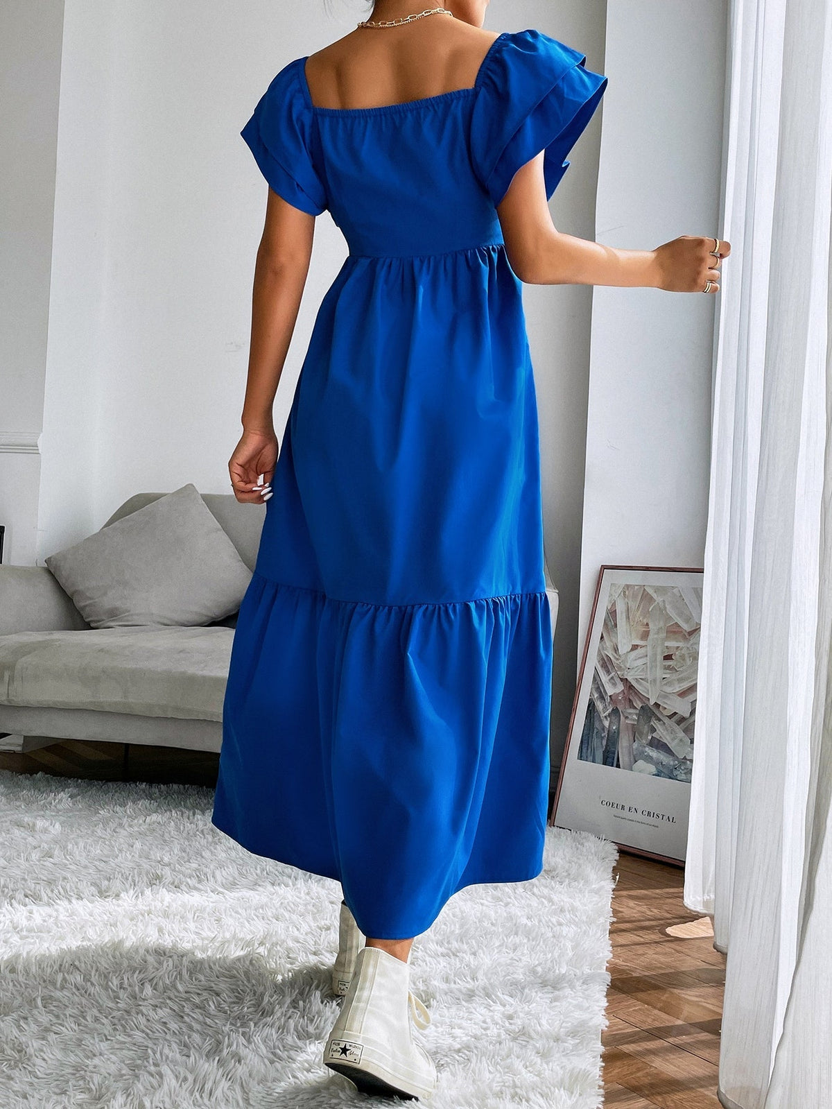 Vestido com babado e manga borboleta