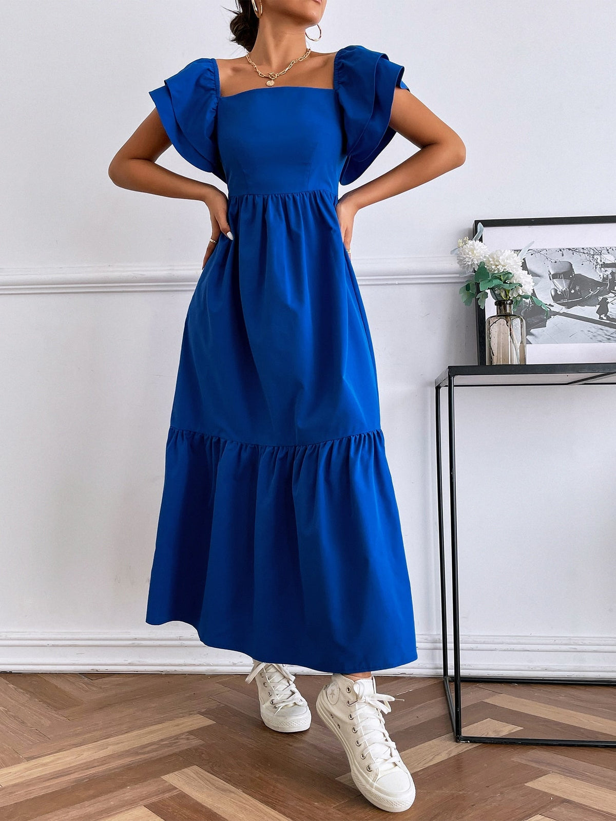Vestido com babado e manga borboleta