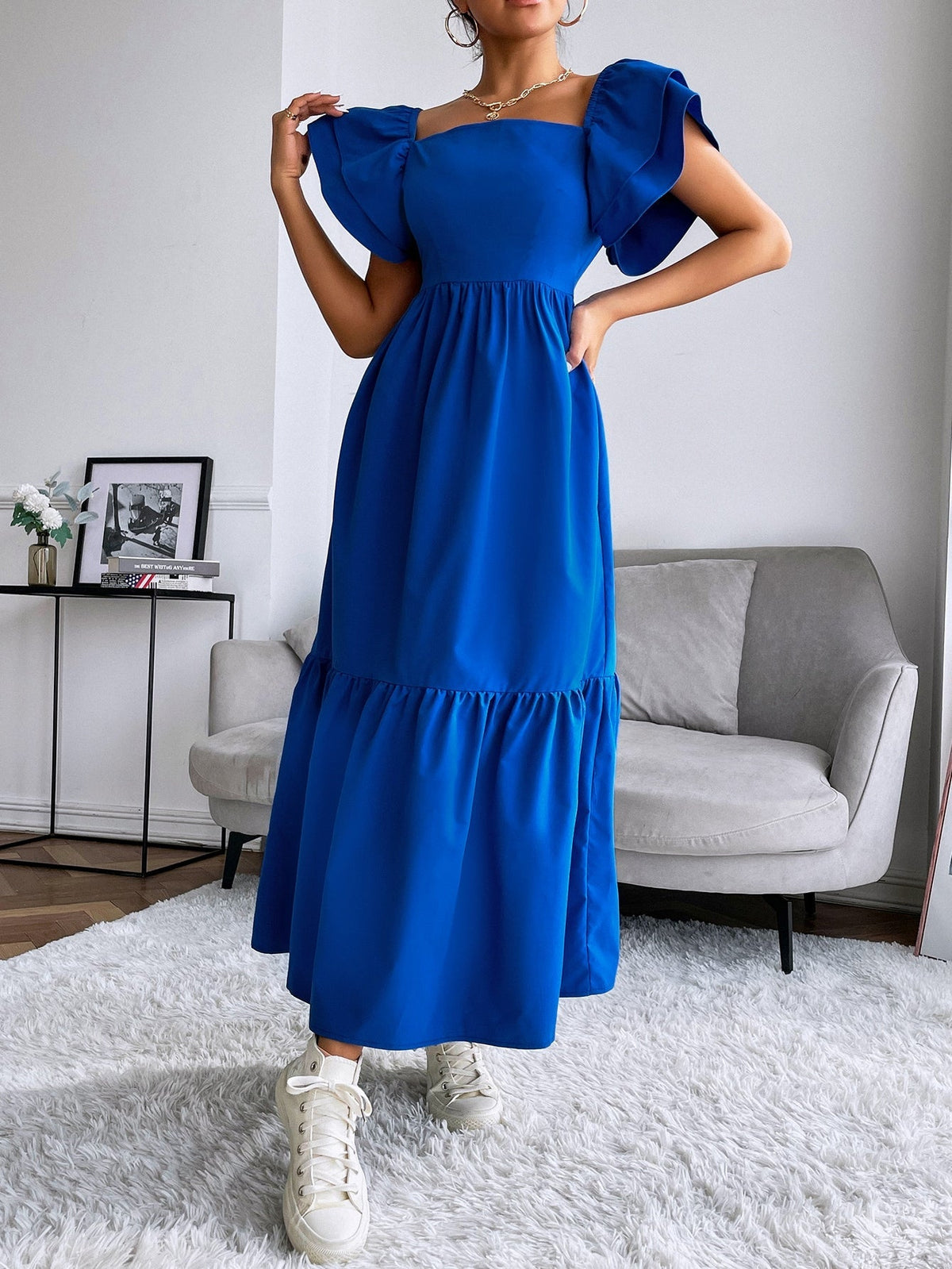 Vestido com babado e manga borboleta