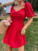 Vestido com babado e detalhe no decote
