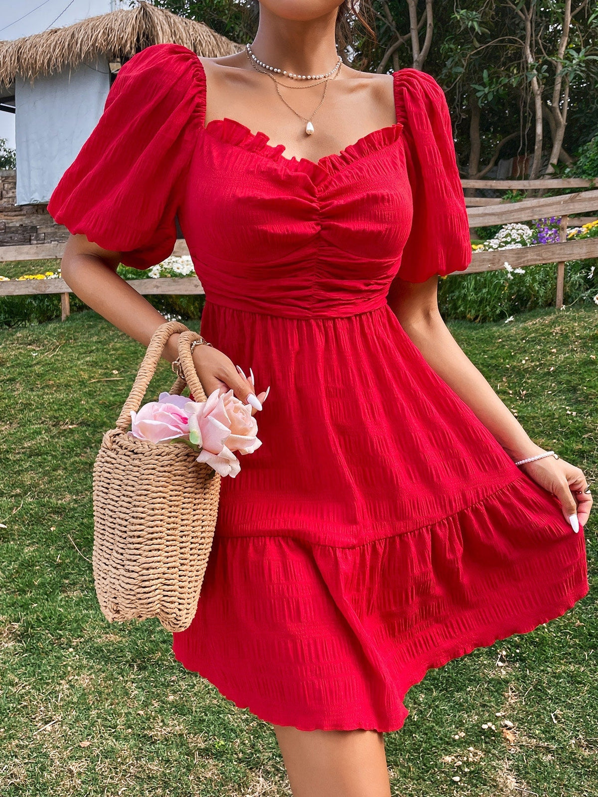 Vestido com babado e detalhe no decote
