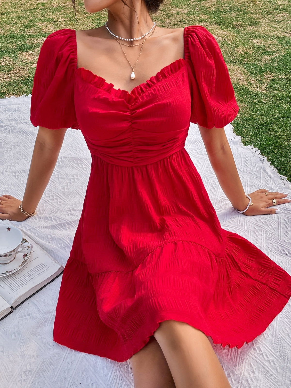 Vestido com babado e detalhe no decote