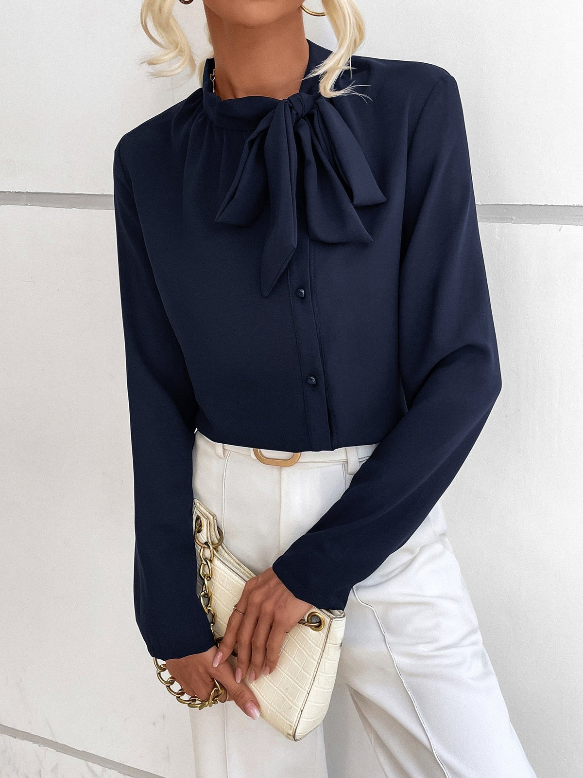 Camisa feminina Gola de Gravata