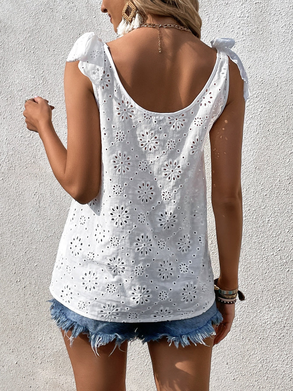 Blusa em lese com laço na alça