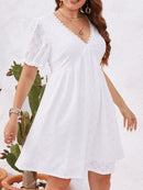 Vestido bordado de ilhós manga bufante