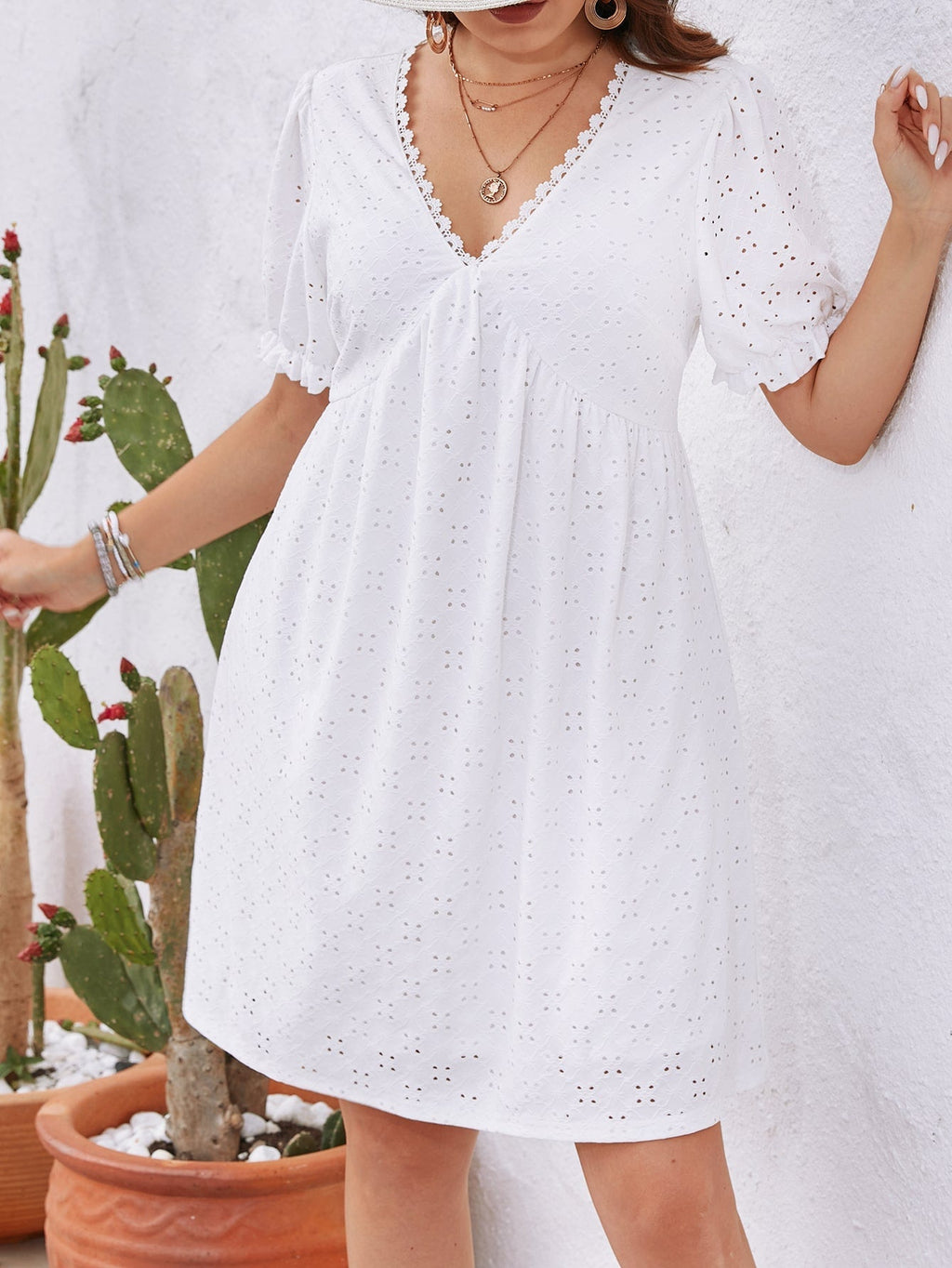 Vestido bordado de ilhós manga bufante