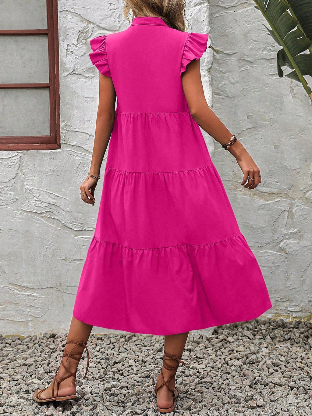 Vestido com babado e manga borboleta