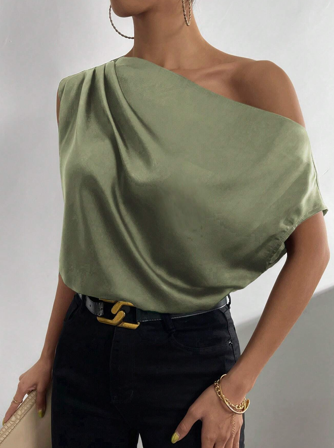 Blusa de cetim com gola assimétrica